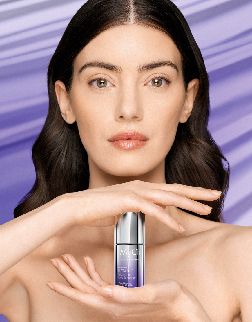 Modella con sguardo magnetico che tiene in mano Liftable Exoserum, messaggero di giovinezza